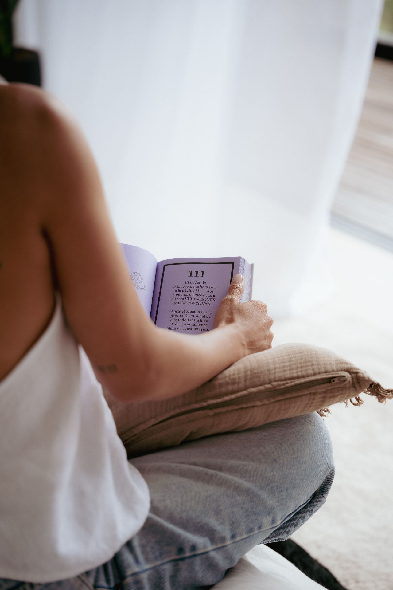 Jessica leyendo el Diario de una Mujer Magnética